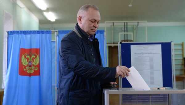 Кандидат в мэры от партии Единая Россия Владимир Знатков во время голосования Кандидат в мэры от партии Единая Россия Владимир Знатков во время голосования