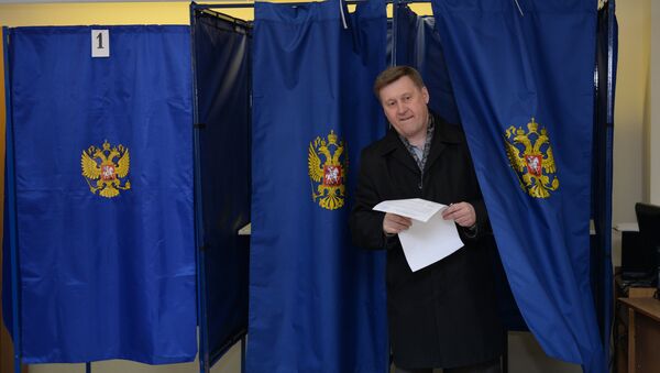 Кандидат в мэры Новосибирска Анатолий Локоть во время голосования. Архивное фото Кандидат в мэры Новосибирска Анатолий Локоть во время голосования. Архивное фото
