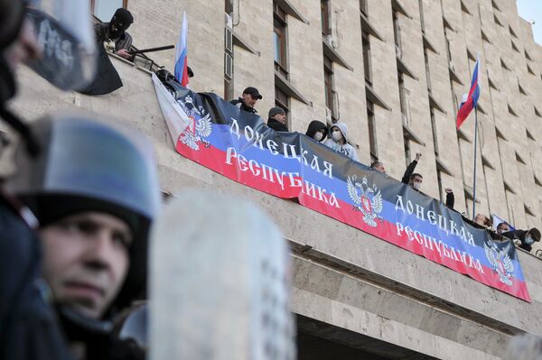 Участники митинга в Донецке, организованного сторонниками референдума о статусе региона, на здании областной администрации Участники митинга в Донецке, организованного сторонниками референдума о статусе региона, на здании областной администрации