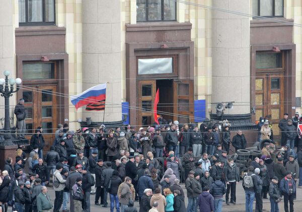 Сторонники федерализации взяли под контроль здание Харьковской областной госадминистрации Сторонники федерализации взяли под контроль здание Харьковской областной госадминистрации