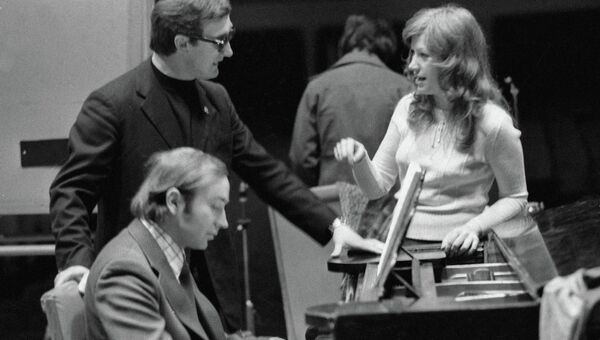 Эстрадная певица Алла Пугачева на репетиции, 1977 Эстрадная певица Алла Пугачева на репетиции, 1977