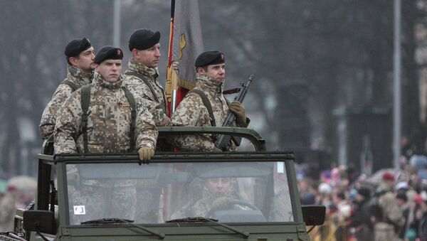 Солдаты Латвийской армии во время военного парада. Архивное фото Солдаты Латвийской армии во время военного парада. Архивное фото