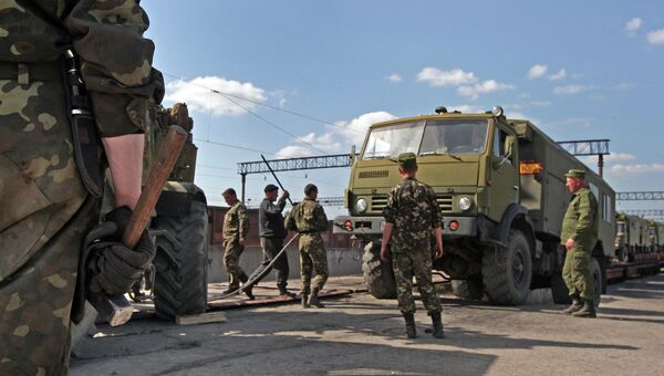 Украинские военные вывозят технику из Крыма. Архивное фото Украинские военные вывозят технику из Крыма. Архивное фото