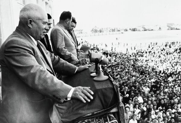 Никита Сергеевич Хрущев выступает на стадионе шахтерского поселка, 1956 год Никита Сергеевич Хрущев выступает на стадионе шахтерского поселка, 1956 год