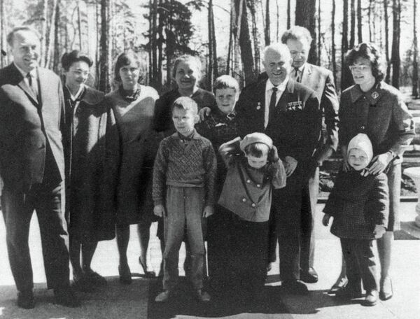 Семейный снимок семьи Никиты Сергеевича Хрущева, 1963 год Семейный снимок семьи Никиты Сергеевича Хрущева, 1963 год