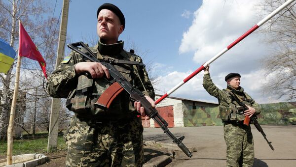 Украинские пограничники недалеко от границы с Россией в Донецкой области. 15 апреля 2014 Украинские пограничники недалеко от границы с Россией в Донецкой области. 15 апреля 2014