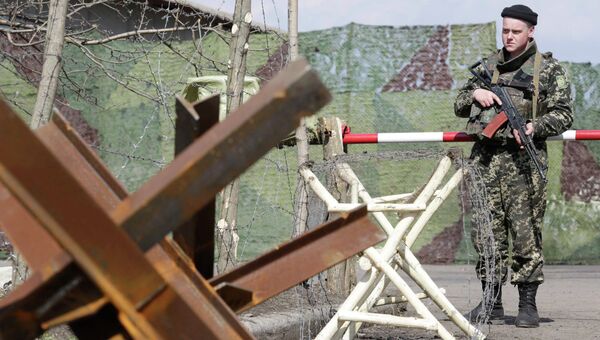 Украинский пограничник недалеко от границы с Россией в Донецкой области Украинский пограничник недалеко от границы с Россией в Донецкой области