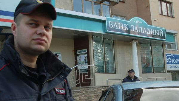 Сотрудники полиции у входа в отделение банка Западный в Белгороде Сотрудники полиции у входа в отделение банка Западный в Белгороде