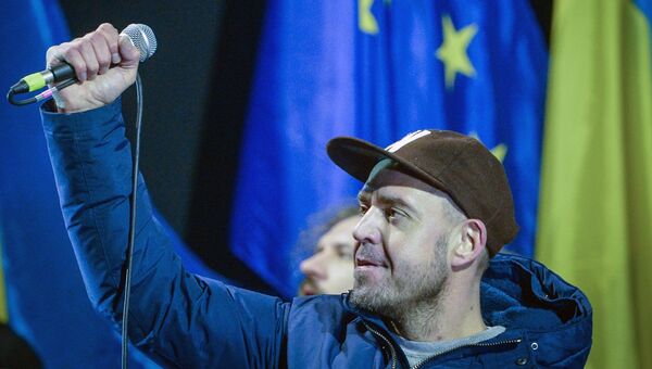 Лидер группы Ляпис Трубецкой Сергей Михалок выступает на площади Независимости в Киеве. Архивное фото Лидер группы Ляпис Трубецкой Сергей Михалок выступает на площади Независимости в Киеве. Архивное фото