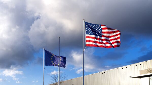 Флаги США и Евросоюза Флаги США и Евросоюза