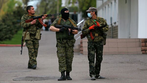 Представители самообороны возле здания МВД в Луганске. Архивное фото Представители самообороны возле здания МВД в Луганске. Архивное фото