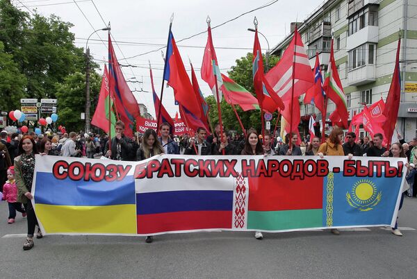 Участники первомайской демонстрации в Симферополе Участники первомайской демонстрации в Симферополе