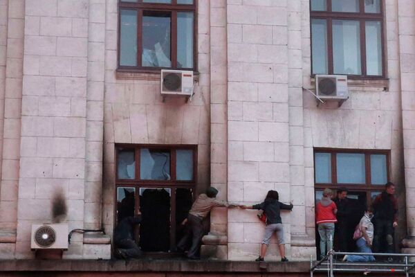 Люди пытаются спастись из горящего здания Дома профсоюзов в Одессе Люди пытаются спастись из горящего здания Дома профсоюзов в Одессе