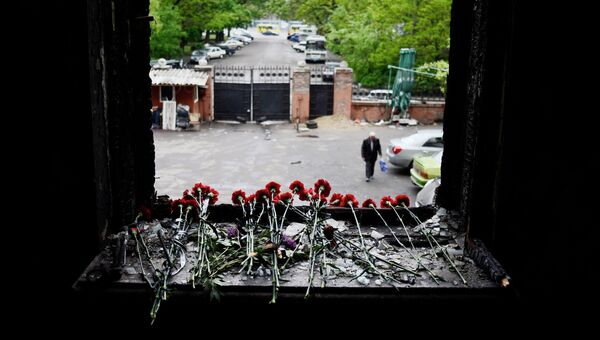 Жители Одессы несут цветы в память о погибших во время пожара в Доме профсоюзов Жители Одессы несут цветы в память о погибших во время пожара в Доме профсоюзов