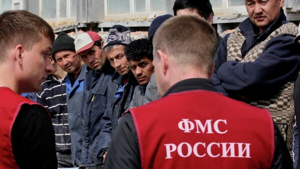 Иностранные рабочие во время проведения рейда по выявлению нелегальных мигрантов. Архивное фото Иностранные рабочие во время проведения рейда по выявлению нелегальных мигрантов. Архивное фото