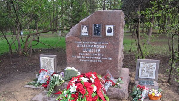 Сестры милосердия Ольга Шишмарева и Вера Семенова (19 лет) погребены у могилы Сергея Шлихтера, также погибшего в годы Первой мировой. Сестры милосердия Ольга Шишмарева и Вера Семенова (19 лет) погребены у могилы Сергея Шлихтера, также погибшего в годы Первой мировой.