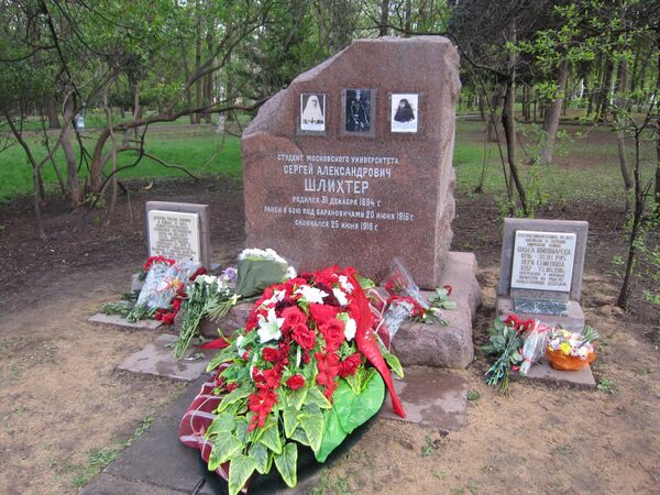 Сестры милосердия Ольга Шишмарева и Вера Семенова (19 лет) погребены у могилы Сергея Шлихтера, также погибшего в годы Первой мировой. Сестры милосердия Ольга Шишмарева и Вера Семенова (19 лет) погребены у могилы Сергея Шлихтера, также погибшего в годы Первой мировой.
