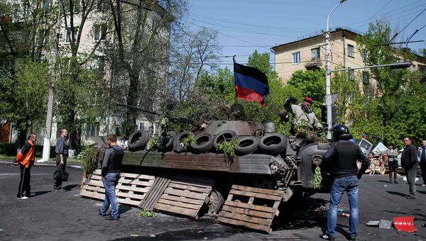 Баррикада в центре Мариуполя, 10 мая 2014 Баррикада в центре Мариуполя, 10 мая 2014