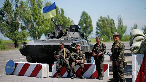 Украинские военные на блок-посту на окраине Мариуполя, 11 мая 2014 Украинские военные на блок-посту на окраине Мариуполя, 11 мая 2014
