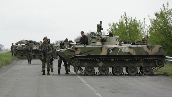 Украинские военные на дороге между Краматорском и Славянском. Архивное фото Украинские военные на дороге между Краматорском и Славянском. Архивное фото
