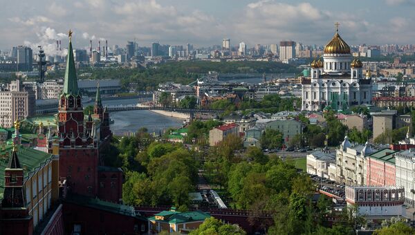 Вид на башни Московского Кремля, Александровский сад и храм Христа Спасителя. Архивное фото Вид на башни Московского Кремля, Александровский сад и храм Христа Спасителя. Архивное фото