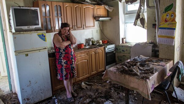 Женщина в своем доме, разрушенном в результате ночного артобстрела со стороны украинских военных на окраине Славянска Женщина в своем доме, разрушенном в результате ночного артобстрела со стороны украинских военных на окраине Славянска