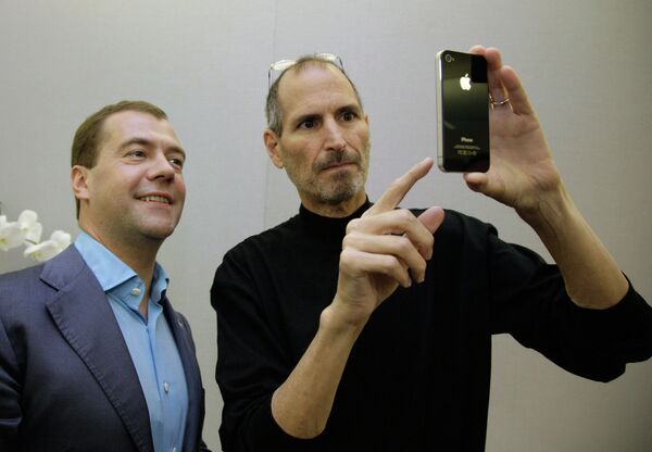 Дмитрий Медведев получил в подарок от президента фирмы Apple Стива Джобса смартфон iPhone четвертого поколения Дмитрий Медведев получил в подарок от президента фирмы Apple Стива Джобса смартфон iPhone четвертого поколения