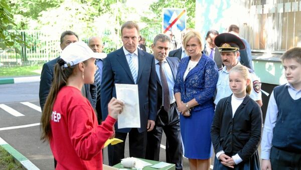 Игорь Шувалов во время посещения московской школы 1240 Игорь Шувалов во время посещения московской школы 1240