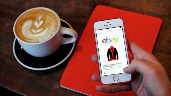 Страница интернет-магазина eBay на экране телефона. Архивное фото Страница интернет-магазина eBay на экране телефона. Архивное фото