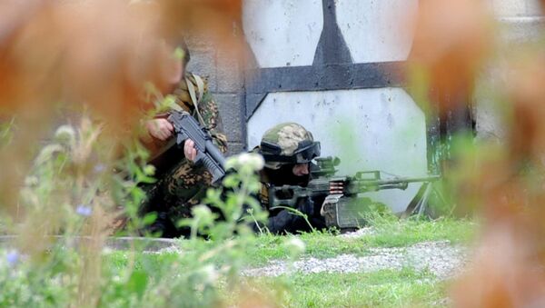 Сотрудники силовых структур во время проведения спецоперации по ликвидации боевиков в Кабардино-Балкарии Сотрудники силовых структур во время проведения спецоперации по ликвидации боевиков в Кабардино-Балкарии