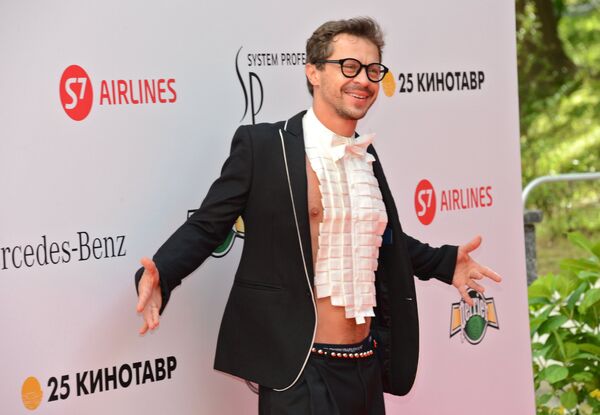 Актер Павел Деревянко перед началом церемонии закрытия XXV Российского кинофестиваля Кинотавр Актер Павел Деревянко перед началом церемонии закрытия XXV Российского кинофестиваля Кинотавр