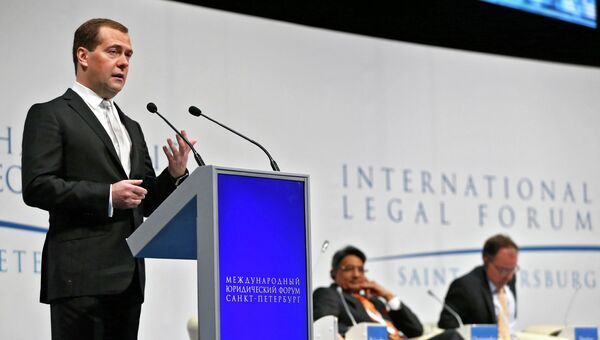 Дмитрий Медведев выступает на пленарном заседании IV Петербургского международного юридического форума Дмитрий Медведев выступает на пленарном заседании IV Петербургского международного юридического форума