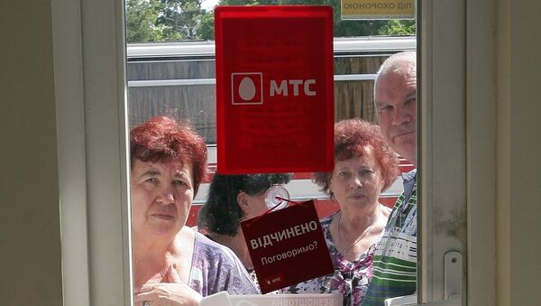 Очередь у салона сотовой связи МТС в Симферополе Очередь у салона сотовой связи МТС в Симферополе