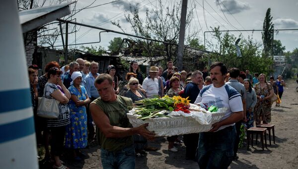 Похороны погибших во время обстрела украинскими военными жителей станицы Луганская Похороны погибших во время обстрела украинскими военными жителей станицы Луганская