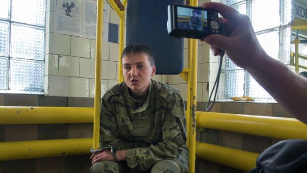 Украинский офицер Надежда Савченко после задержания в Луганске. Архивное фото Украинский офицер Надежда Савченко после задержания в Луганске. Архивное фото