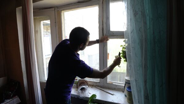 Житель многоквартирного дома в городе Марьинка под Донецком. Архивное фото Житель многоквартирного дома в городе Марьинка под Донецком. Архивное фото