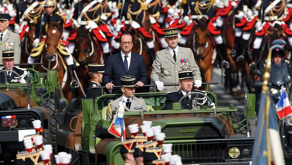 Президент Франции Франсуа Олланд на параде посвященном Дню взятия Бастилии в Париже Президент Франции Франсуа Олланд на параде посвященном Дню взятия Бастилии в Париже