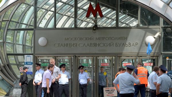 Сотрудники правоохранительных органов у станции метро Славянский бульвар. Архивное фото Сотрудники правоохранительных органов у станции метро Славянский бульвар. Архивное фото