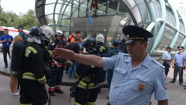 Сотрудники МЧС и правоохранительных органов у станции метро Славянский бульвар. Архивное фото Сотрудники МЧС и правоохранительных органов у станции метро Славянский бульвар. Архивное фото