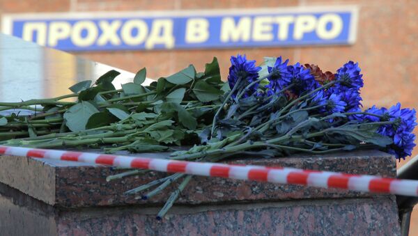 Цветы на месте трагедии в московском метро. Архивное фото Цветы на месте трагедии в московском метро. Архивное фото