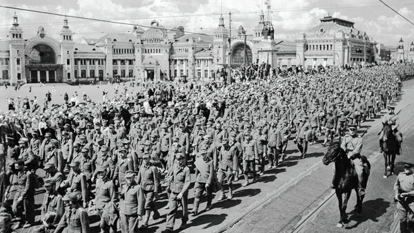 Колонна пленных немцев перед Белорусским вокзалом в Москве Колонна пленных немцев перед Белорусским вокзалом в Москве