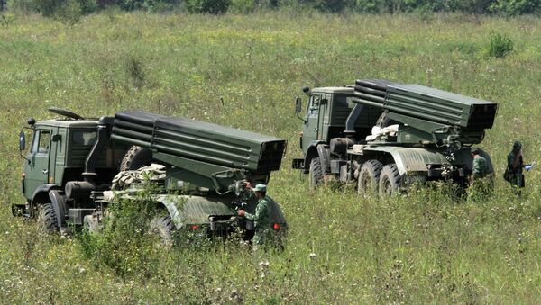 Ракетные установки Град на огневом рубеже. Архивное фото Ракетные установки Град на огневом рубеже. Архивное фото