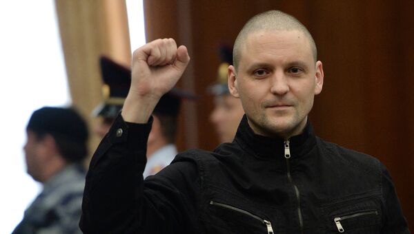 Обвиняемый в подготовке массовых беспорядков оппозиционер Сергей Удальцов в здании Мосгорсуд, где проходят слушания по существу уголовного дела С. Удальцова и Л. Развозжаева. Архивное фото Обвиняемый в подготовке массовых беспорядков оппозиционер Сергей Удальцов в здании Мосгорсуд, где проходят слушания по существу уголовного дела С. Удальцова и Л. Развозжаева. Архивное фото