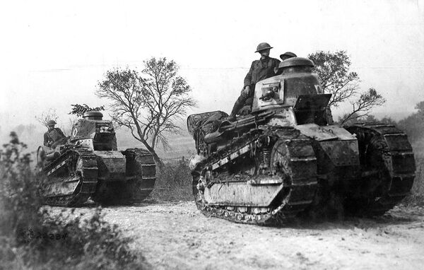 Французские танки Renault FT-17 в Аргонском лесу во Франции Французские танки Renault FT-17 в Аргонском лесу во Франции