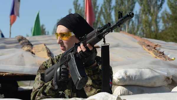 Боец народного ополчения на блокпосту на окраине Горловки Боец народного ополчения на блокпосту на окраине Горловки