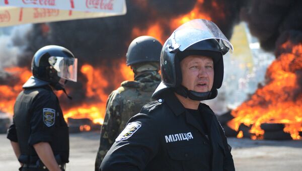 Сотрудники милиции на площади Независимости в Киеве Сотрудники милиции на площади Независимости в Киеве