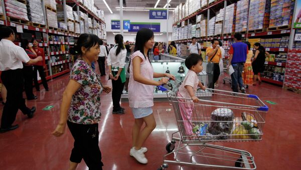 Покупатели в магазине Wal-Mart в Гуанчжоу, Китай. Архивное фото Покупатели в магазине Wal-Mart в Гуанчжоу, Китай. Архивное фото