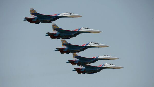 Истребители Су-27 пилотажной группы Русские Витязи. Архивное фото Истребители Су-27 пилотажной группы Русские Витязи. Архивное фото
