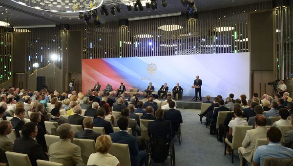 Президент РФ Владимир Путин выступает на встрече в Ялте членами фракций политических партий Государственной Думы РФ Президент РФ Владимир Путин выступает на встрече в Ялте членами фракций политических партий Государственной Думы РФ