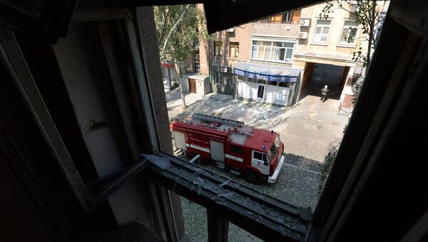 Пожарная машина на одной из улиц Донецка после обстрела Пожарная машина на одной из улиц Донецка после обстрела